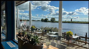 Terras aan het water bij Hotel Zwartewater